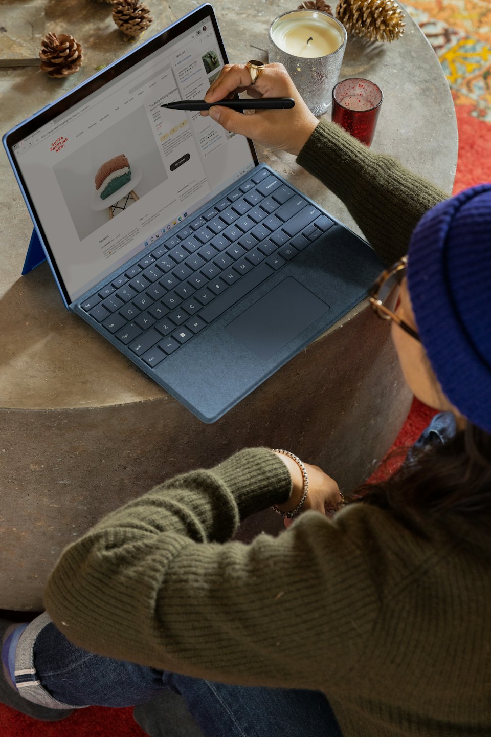 Osoba robi zakupy online za pomocą rysika na laptopie.